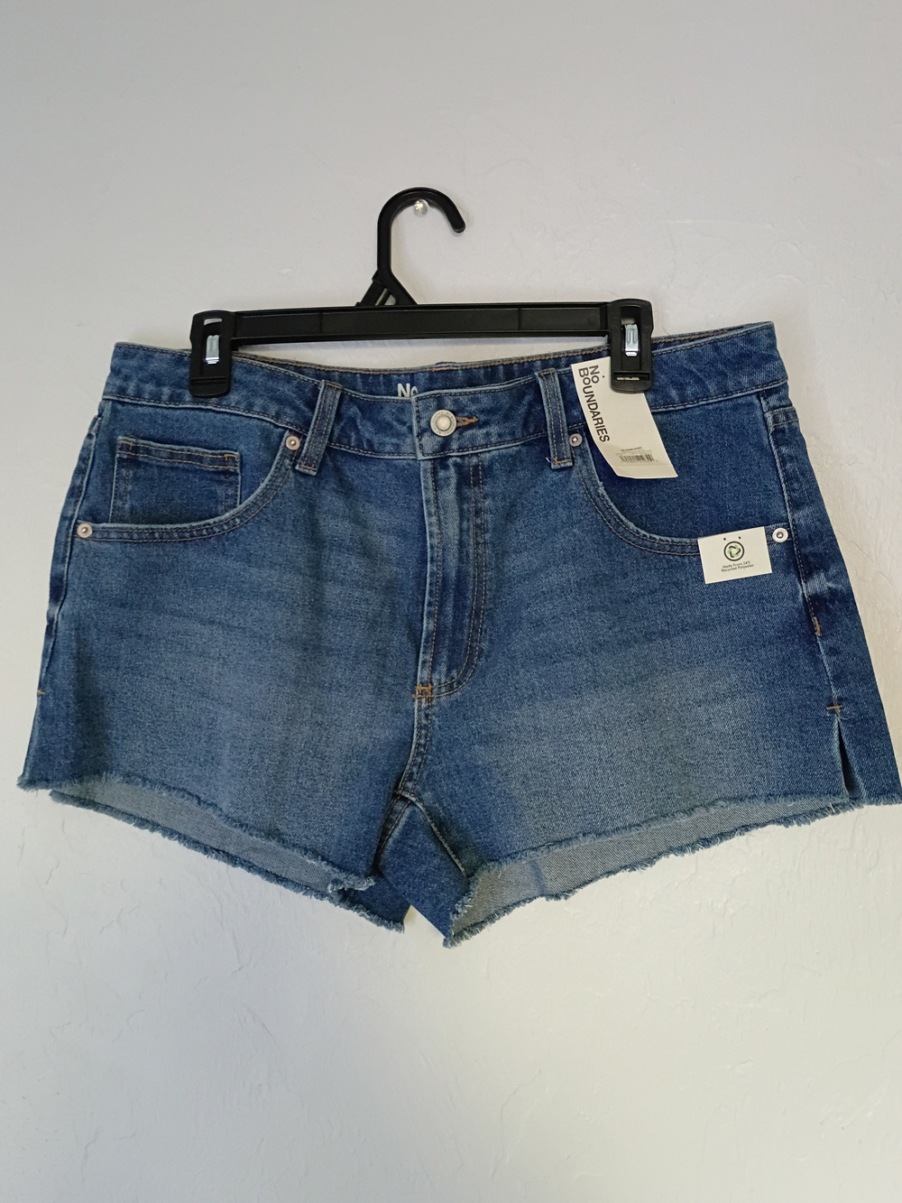 No Boundaries Women's Denim Cutoff Shorts - Medium Blue